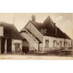 Estouy